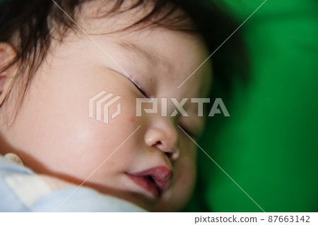 蹣跚學步，睡覺 87663142