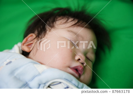 蹣跚學步，睡覺 87663178