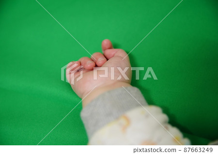 新生兒手部 87663249