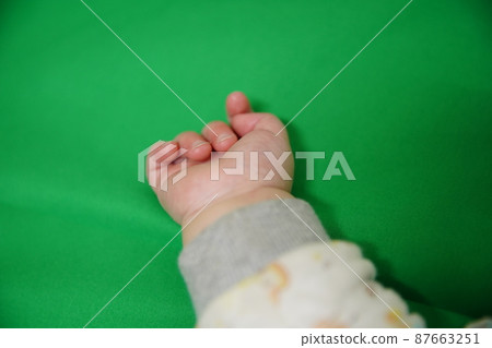 新生兒手部 87663251