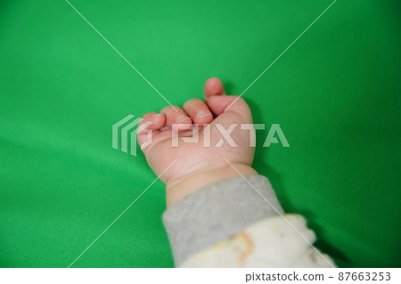 新生兒手部 87663253
