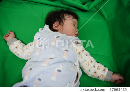 蹣跚學步，睡覺 87663483