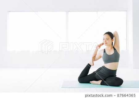 瑜伽健身運動健身房女人行使 87664365