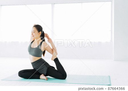 瑜伽健身運動健身房女人行使 87664366