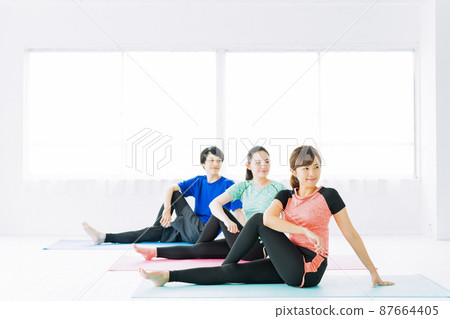 瑜伽健身運動健身房女人行使 87664405