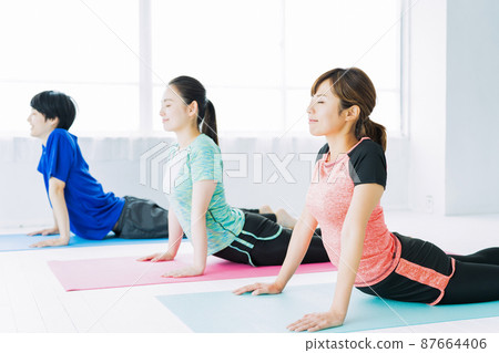 瑜伽健身運動健身房女人行使 87664406