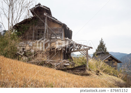 An old and very beautiful building in Misaki Town, Okayama Prefecture, Japan An old and very beautiful building in Misaki Town, Okayama Prefecture, Japan 87665152