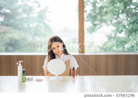 使用臉部滾子的女人(問題) 使用臉部滾子的女人(問題) 87665296