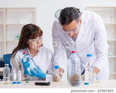 Two chemists working in the lab 87665869