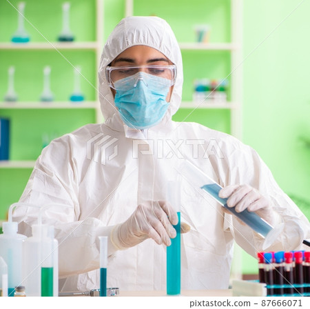 Chemist working in the lab on new experiment 87666071