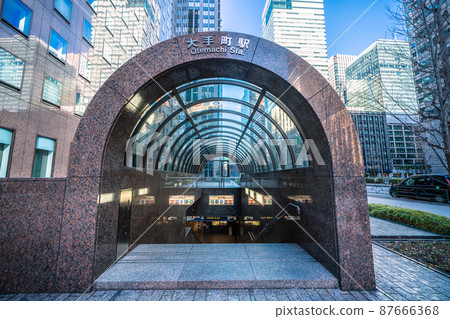 日本大手町站和辦公樓的東京城市景觀的視圖 日本大手町站和辦公樓的東京城市景觀的視圖 87666368