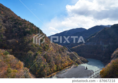 Oi River and autumn leaves from Hatanagi Daiichi Dam, Shizuoka Prefecture Oi River and autumn leaves from Hatanagi Daiichi Dam, Shizuoka Prefecture 87667218