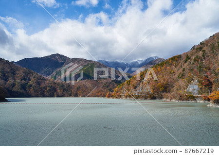 Shizuoka Prefecture Hatanagi Lake and autumn leaves Shizuoka Prefecture Hatanagi Lake and autumn leaves 87667219