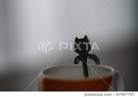 杯子和貓形勺子剪影 杯子和貓形勺子剪影 87667765