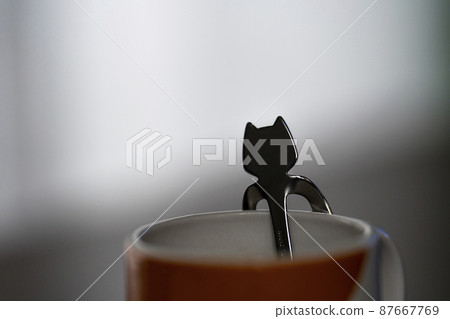 杯子和貓形勺子剪影 杯子和貓形勺子剪影 87667769