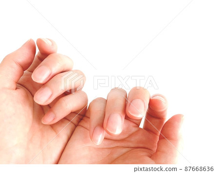 一個女人的手露出雙手的指甲 87668636