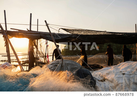 fishermen pulling fishing nets in dock at sunset, Bang Pu fishermen pulling fishing nets in dock at sunset, Bang Pu 87668978