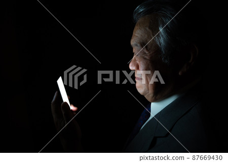Business male smartphone ingenuity 87669430