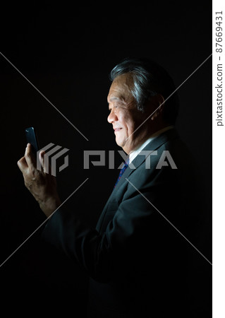 Business male smartphone ingenuity 87669431
