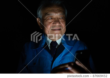 Work clothes, men's smartphones, ingenuity 87669432