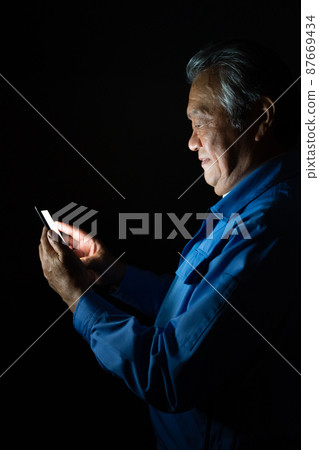 Work clothes, men's smartphones, ingenuity 87669434