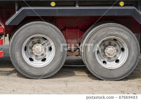 Dump truck tires without grooves 87669483