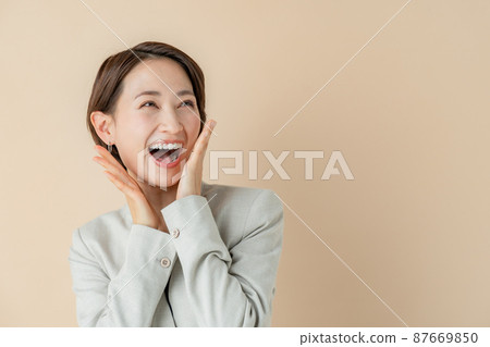 Business surprised woman 87669850