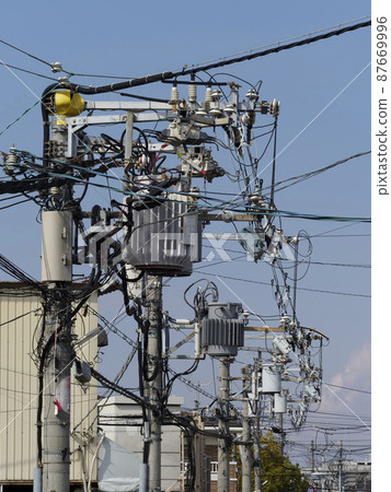 電線桿和電線桿變壓器擁擠的風景 電線桿和電線桿變壓器擁擠的風景 87669996