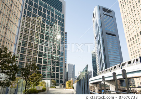 東京建築物間穿梭鐵路的城市風光 東京建築物間穿梭鐵路的城市風光 87670738