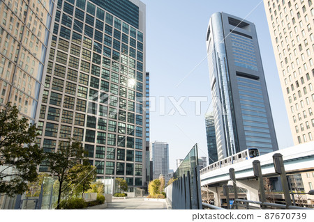 東京建築物間穿梭鐵路的城市風光 東京建築物間穿梭鐵路的城市風光 87670739