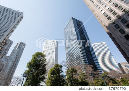 東京摩天大樓和路邊樹木的風景 87670790