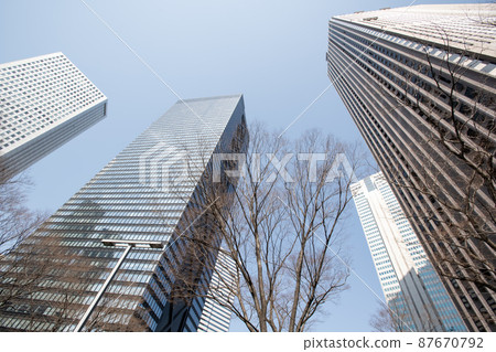 東京摩天大樓和路邊樹木的風景 87670792