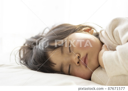嬰兒在蒲團上打盹(1 歲 8 個月大,日本人,女孩) 嬰兒在蒲團上打盹(1 歲 8 個月大,日本人,女孩) 87671577