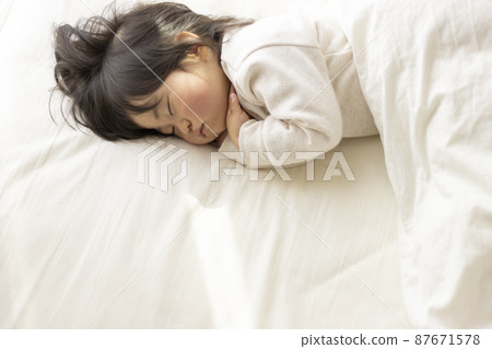 嬰兒在蒲團上打盹(1 歲 8 個月大,日本人,女孩) 嬰兒在蒲團上打盹(1 歲 8 個月大,日本人,女孩) 87671578