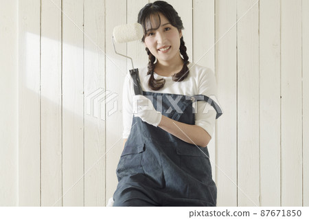 正在塗油漆的女人 正在塗油漆的女人 87671850