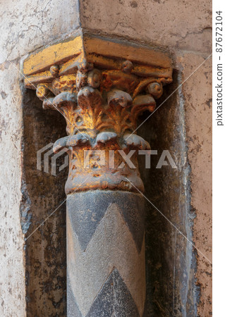 Golden capital of a small decorative column with engraved floral inscriptions at the ancient mosque of Sultan Hassan, Cairo, Egypt Golden capital of a small decorative column with engraved floral inscriptions at the ancient mosque of Sultan Hassan, Cairo, Egypt 87672104