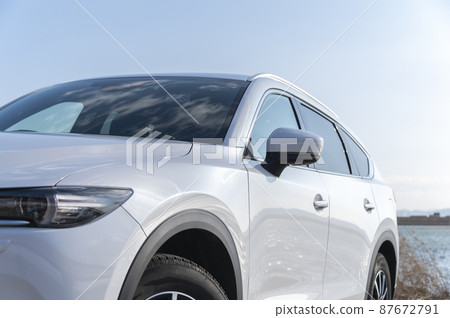 The water surface of the car and the river The water surface of the car and the river 87672791