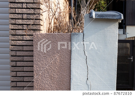 門柱上的裂縫 87672810