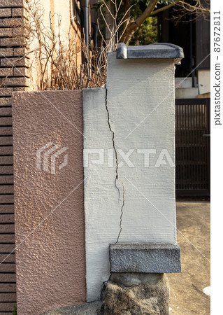 門柱上的裂縫 87672811