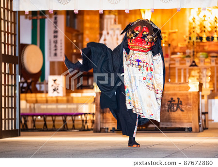 是護國神社萬都御魂祭的祭祀舞獅的風景。請用它作為慶祝幸福的背景。廣島 87672880