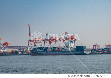 Crane and container ship Crane and container ship 87672902