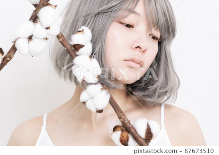 Woman beauty portrait 87673510