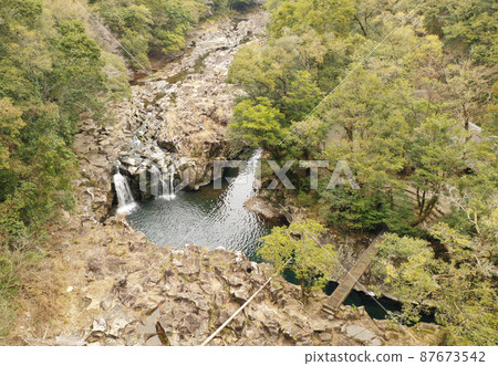 久島市赤池谷的坑洼和瀑布鳥瞰圖 久島市赤池谷的坑洼和瀑布鳥瞰圖 87673542