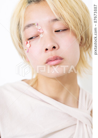 不化妝的女性肖像 87673887