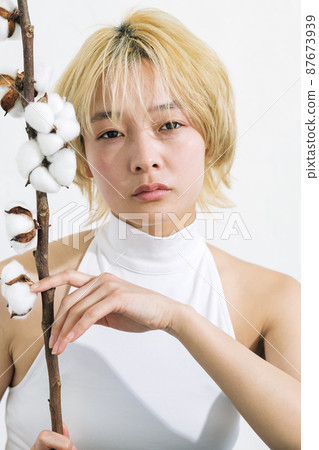 Female portrait without makeup Female portrait without makeup 87673939