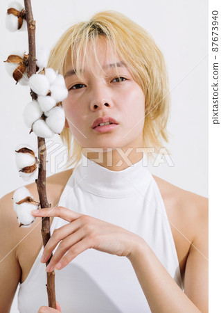 Female portrait without makeup 87673940