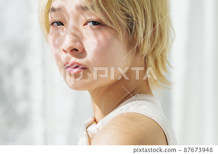 不化妝的女性肖像 87673948