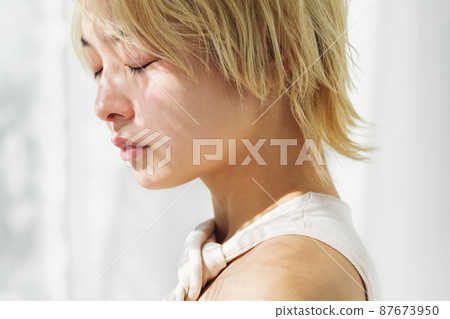 Female portrait without makeup 87673950