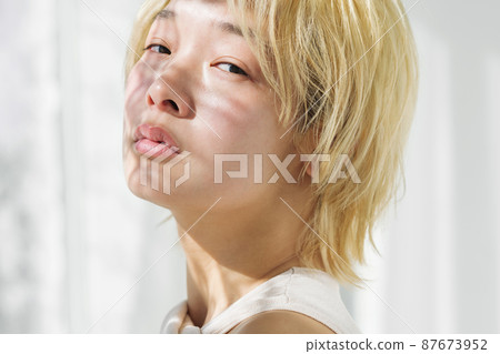 不化妝的女性肖像 不化妝的女性肖像 87673952