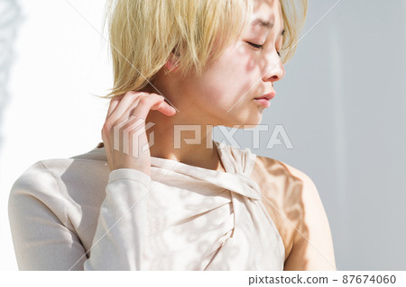 Female portrait without makeup 87674060